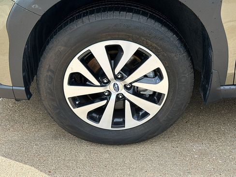 Used 2024 Subaru Outback Premium AWD/4WD image 3