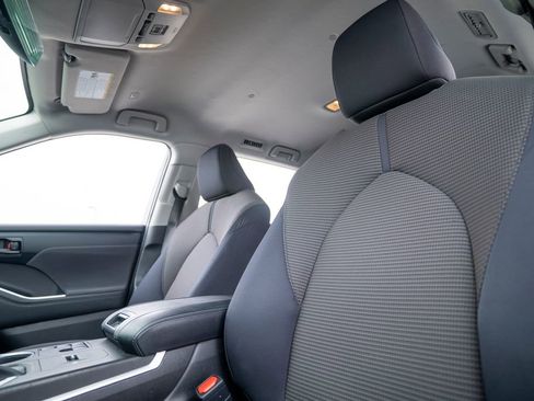 Used 2023 Toyota Highlander L image 6