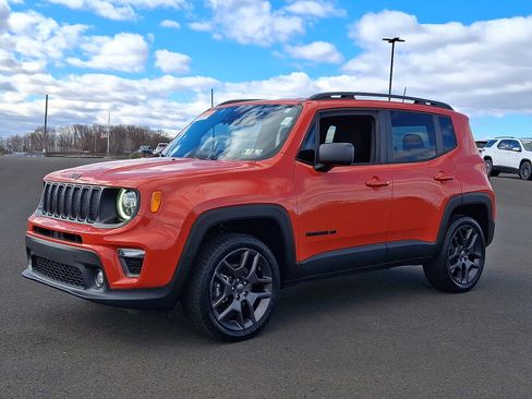 Certified 2021 Jeep Renegade Latitude w/ Luxury Group II image 3