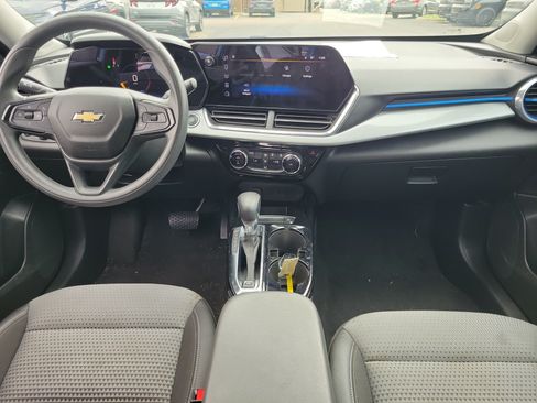 Used 2025 Chevrolet Trax LT FWD image 9