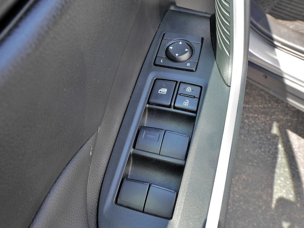 Used 2025 Toyota RAV4 LE AWD/4WD image 20