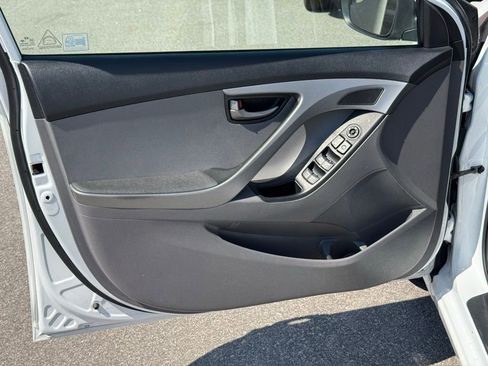 Used 2015 Hyundai Elantra SE image 19