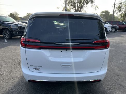 New 2026 Chrysler Pacifica Select image 6