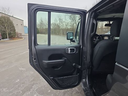 Used 2020 Jeep Gladiator Sport image 28