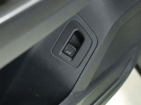 Used 2022 Volkswagen Atlas Cross Sport SEL image 31