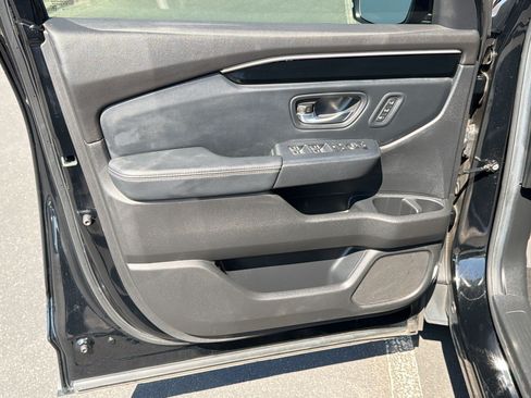 Used 2025 Honda Pilot EX-L image 12