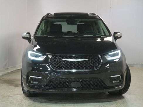 New 2023 Chrysler Pacifica Limited w/ Uconnect Theater Family Group image 7