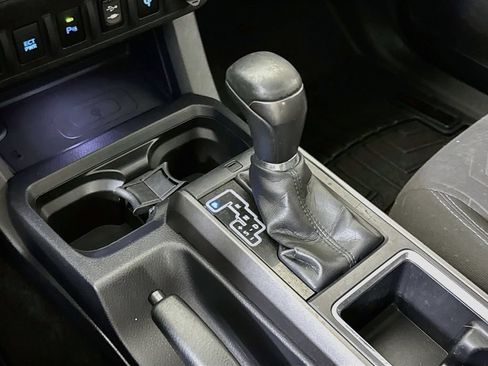 Used 2017 Toyota Tacoma TRD Sport AWD/4WD image 19