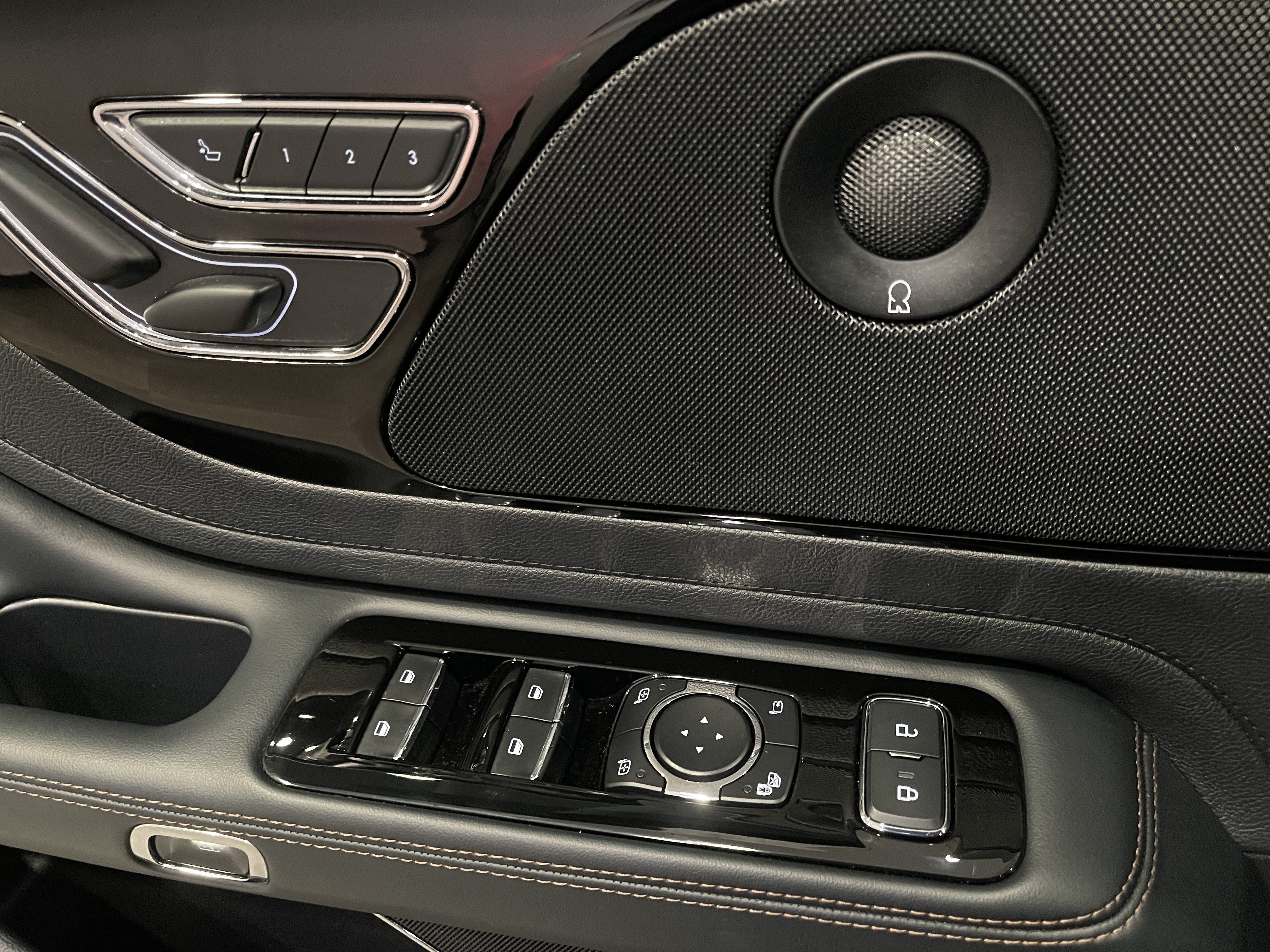 Used 2025 Lincoln Aviator AWD w/ Equipment Group 101A image 11