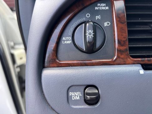 Used 2000 Lincoln Town Car Signature image 25