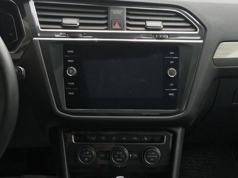 Used 2020 Volkswagen Tiguan SEL AWD/4WD image 11
