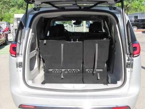 Certified 2024 Chrysler Pacifica Limited AWD/4WD image 21