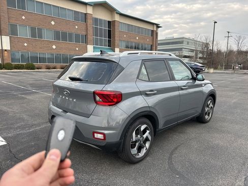 Used 2021 Hyundai Venue SEL w/ Cargo Package image 7