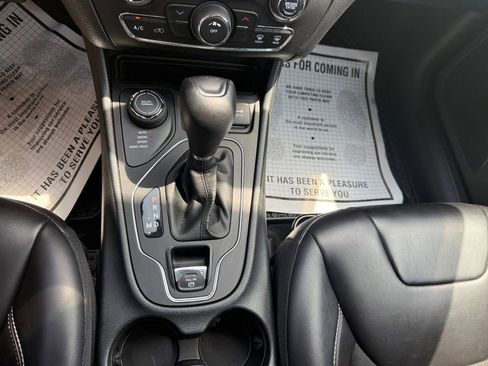 Used 2022 Jeep Cherokee Latitude AWD/4WD image 23