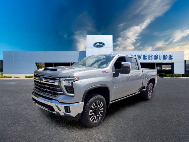 Used 2025 Chevrolet Silverado 2500 LTZ w/ LTZ Plus Package AWD/4WD image 3