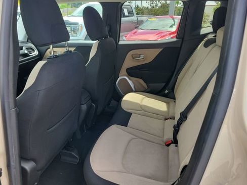 Used 2016 Jeep Renegade Latitude FWD image 13