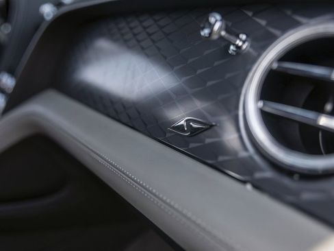 Used 2025 Bentley Bentayga AWD/4WD image 62
