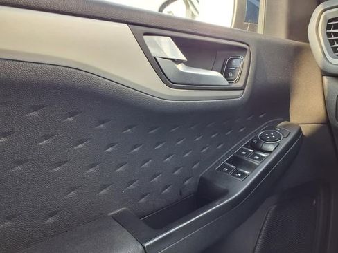 Used 2020 Ford Escape SE image 19