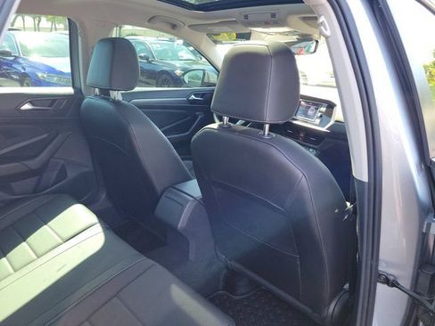 Certified 2023 Volkswagen Jetta SE w/ Panoramic Sunroof Package FWD image 10