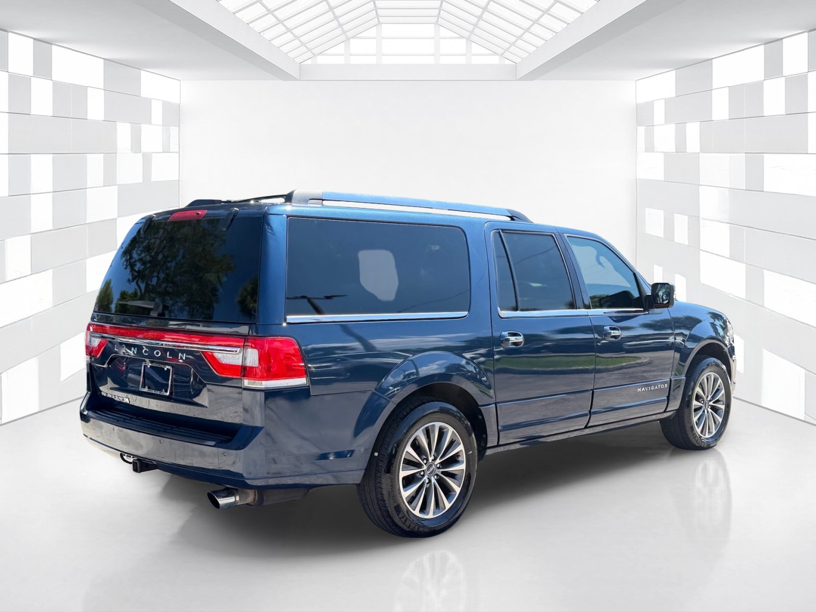 Used 2017 Lincoln Navigator L Select RWD image 7