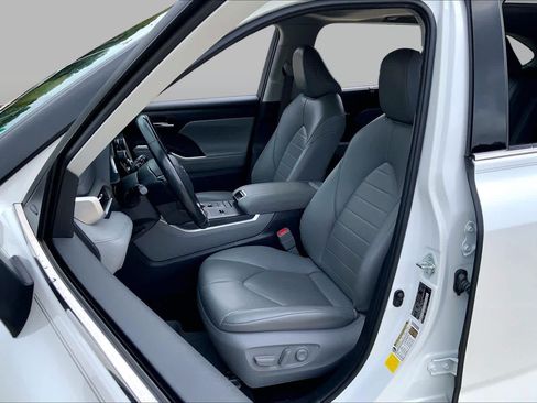 Used 2022 Toyota Highlander XLE FWD image 8