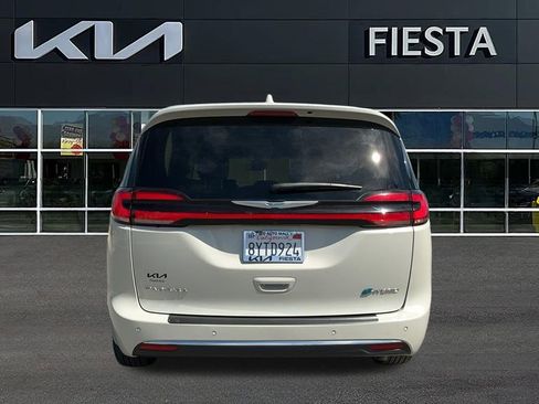 Used 2021 Chrysler Pacifica Touring-L w/ Uconnect Theater Family Group image 5
