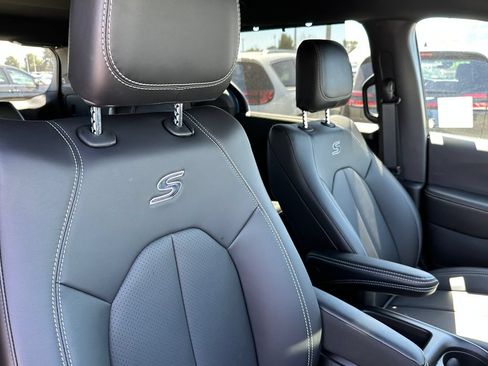 New 2026 Chrysler Pacifica Select w/ S Appearance Package FWD image 15