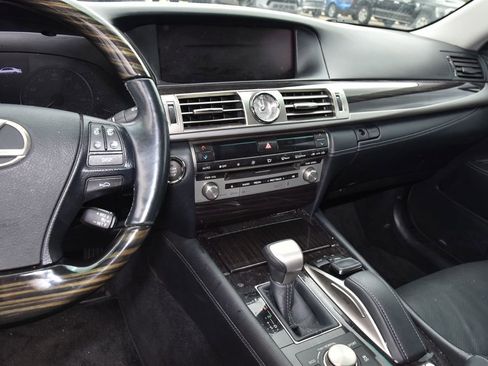 Used 2017 Lexus LS 460 w/ Comfort Package RWD image 9