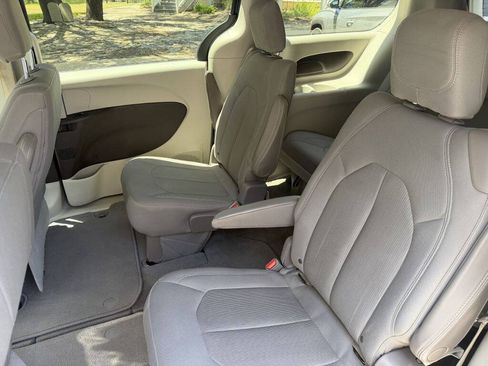 Used 2017 Chrysler Pacifica Touring FWD image 15