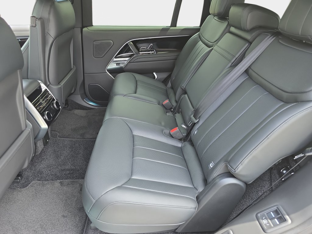 New 2026 Land Rover Range Rover Long Wheelbase SE AWD/4WD image 16