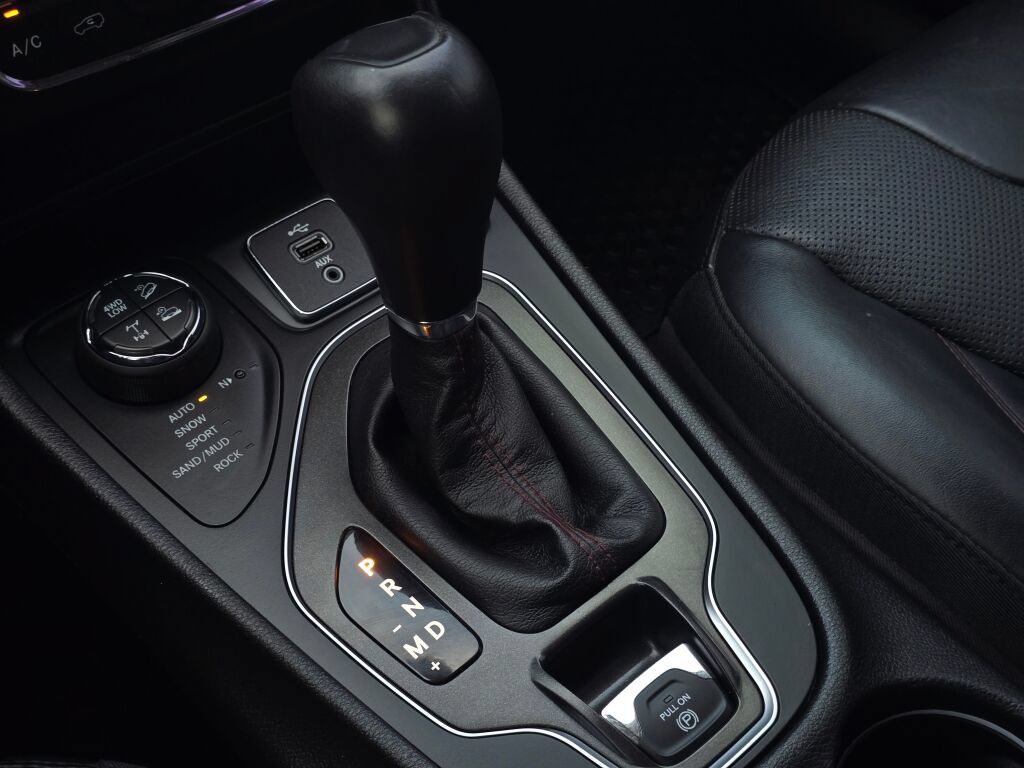 Used 2019 Jeep Cherokee Trailhawk AWD/4WD image 33