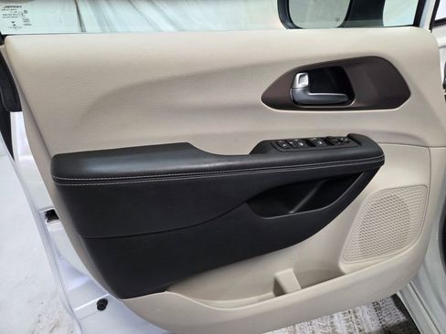 Certified 2021 Chrysler Voyager L FWD image 15