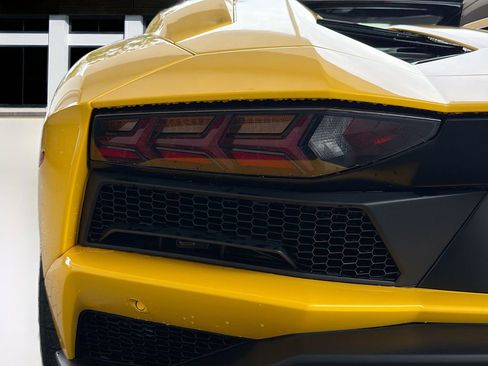 Used 2018 Lamborghini Aventador S image 12