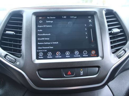 Used 2022 Jeep Cherokee Trailhawk AWD/4WD image 29