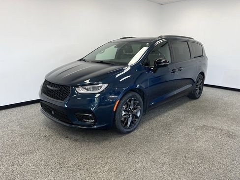 Used 2025 Chrysler Pacifica Limited image 18