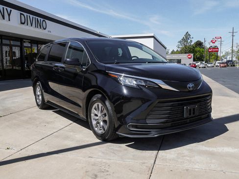 Used 2023 Toyota Sienna LE AWD/4WD image 2