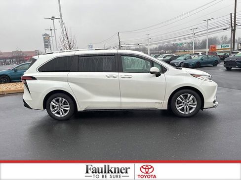 Used 2021 Toyota Sienna Limited image 5