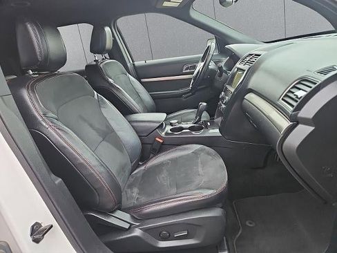Used 2019 Ford Explorer XLT w/ Equipment Group 202A image 18