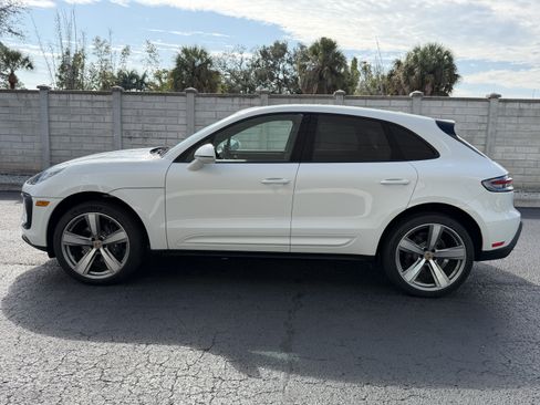 Certified 2025 Porsche Macan AWD/4WD image 2