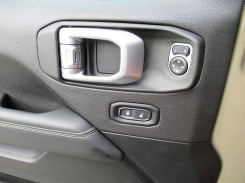 Used 2020 Jeep Gladiator Rubicon w/ Dual Top Group AWD/4WD image 22