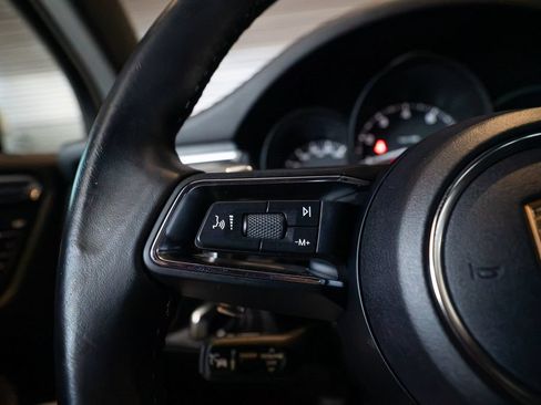 Certified 2024 Porsche Macan AWD/4WD image 17