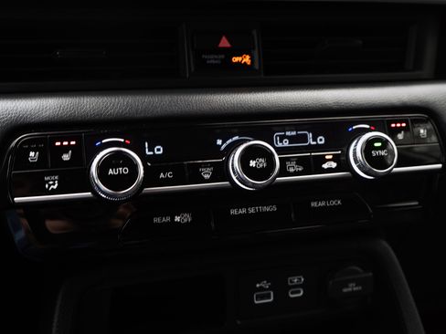 Used 2025 Honda Pilot Black Edition image 33