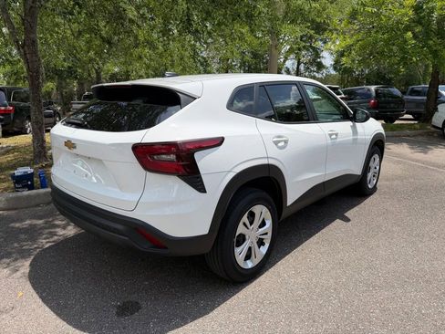 Used 2025 Chevrolet Trax LS FWD image 4