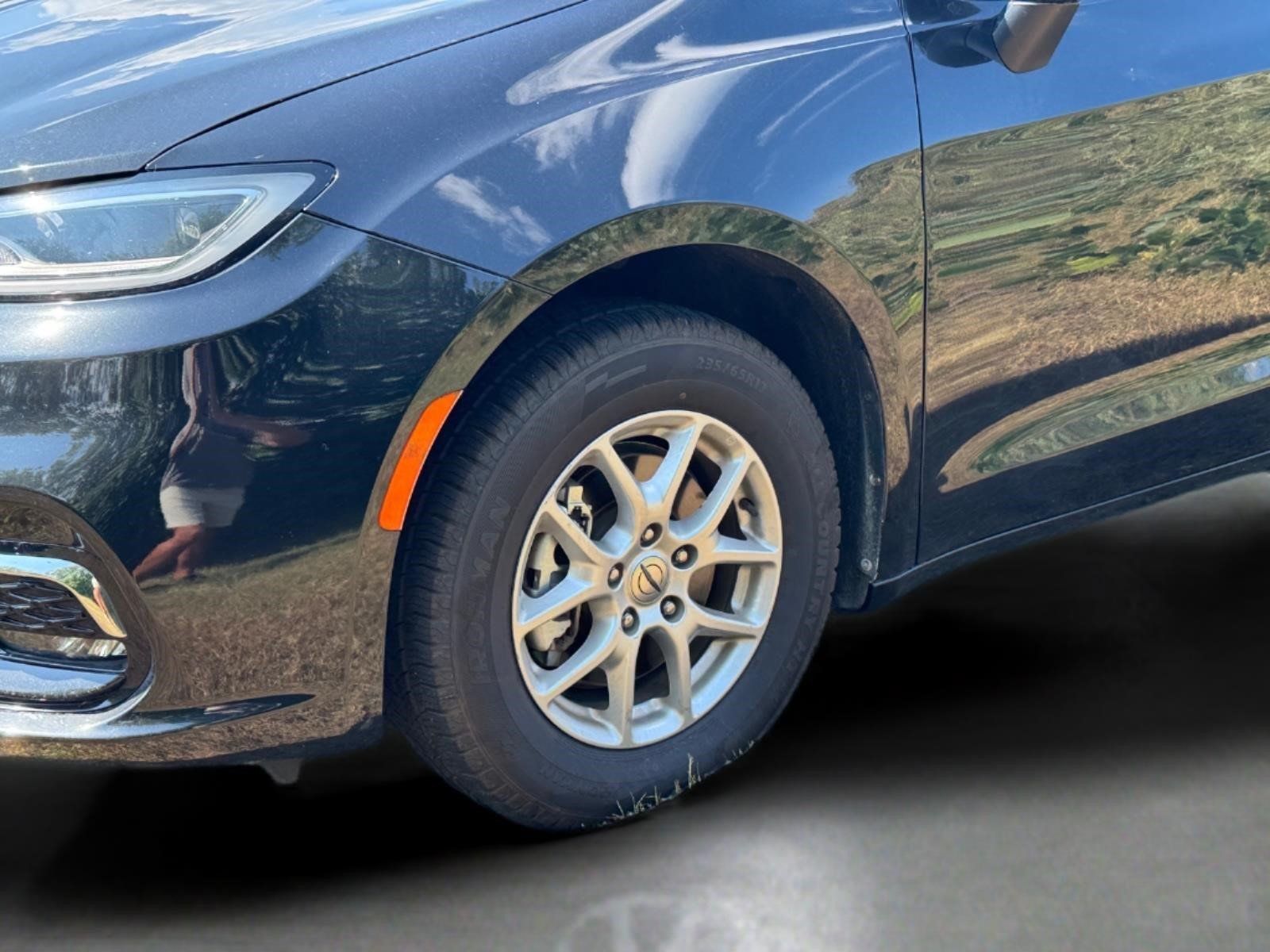 Used 2023 Chrysler Pacifica Touring-L FWD image 4