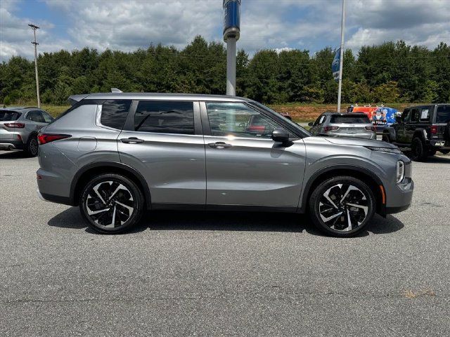 Used 2023 Mitsubishi Outlander SE FWD image 2