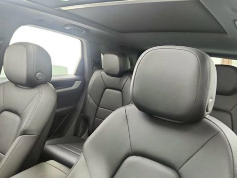 Used 2025 Porsche Cayenne w/ Premium Package image 32