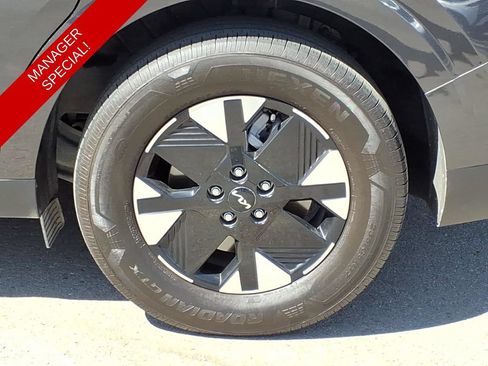 Used 2025 Kia Carnival LXS FWD image 6