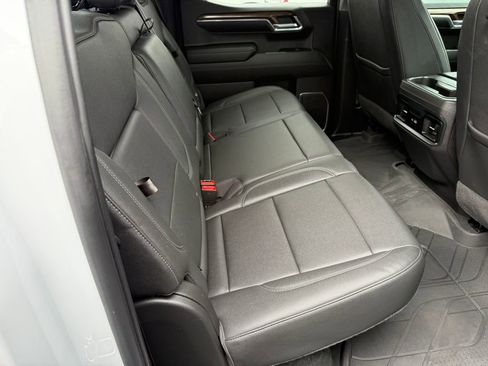 Used 2024 Chevrolet Silverado 1500 LT Trail Boss w/ LT Trail Boss Premium Package AWD/4WD image 4