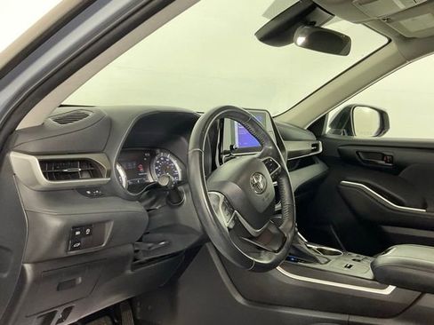 Used 2023 Toyota Highlander LE FWD image 12