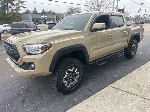 Used 2017 Toyota Tacoma TRD Off-Road w/ Premium & Technology Package image 6